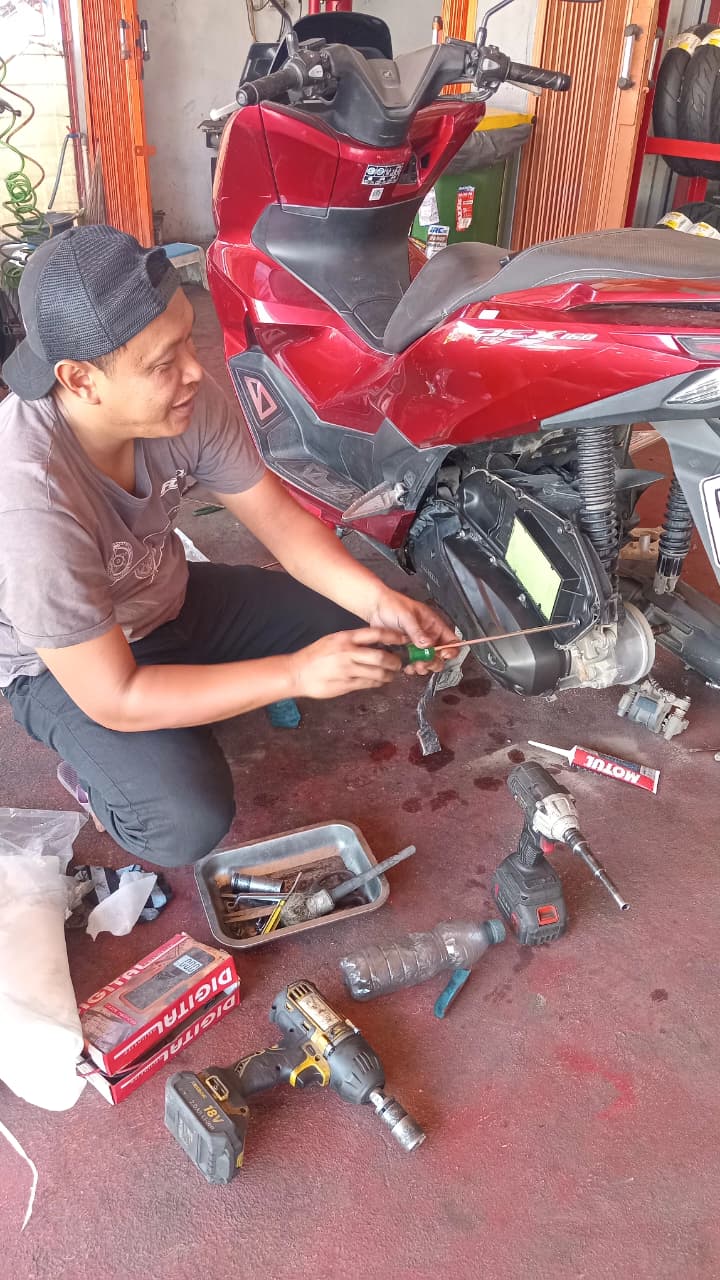 Tim mekanik melakukan pemeriksaan motor
